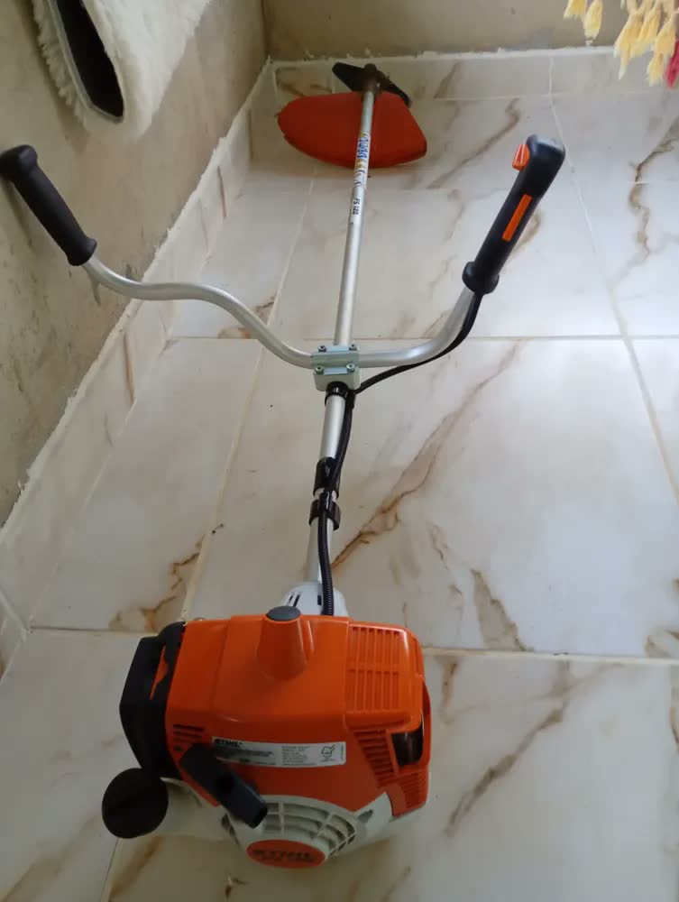foto de Roçadeira STIHL À Gasolina 1.8cv Fs 120 C/ Lâmina De 2 Pontas Stihl