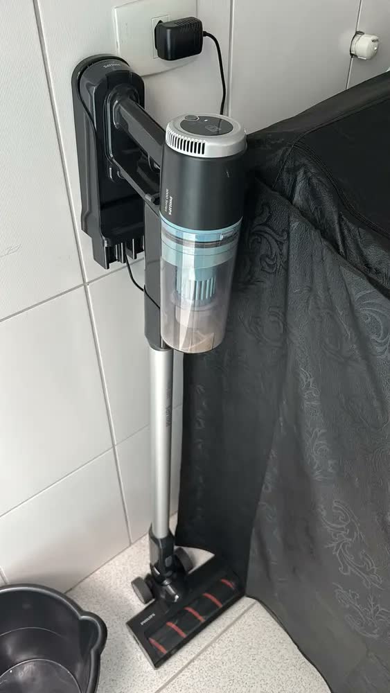 foto de Aspirador de Pó Vertical Aqua Philips XC3133/01