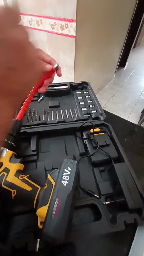 foto de Parafusadeira Furadeira C/ 2 Baterias Maleta Kit Completo Led Eixo Flexível Vários Níveis Torque Simake