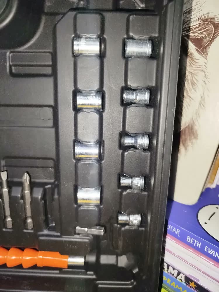 foto de Parafusadeira Furadeira C/ 2 Baterias Maleta Kit Completo Led Eixo Flexível Vários Níveis Torque Simake