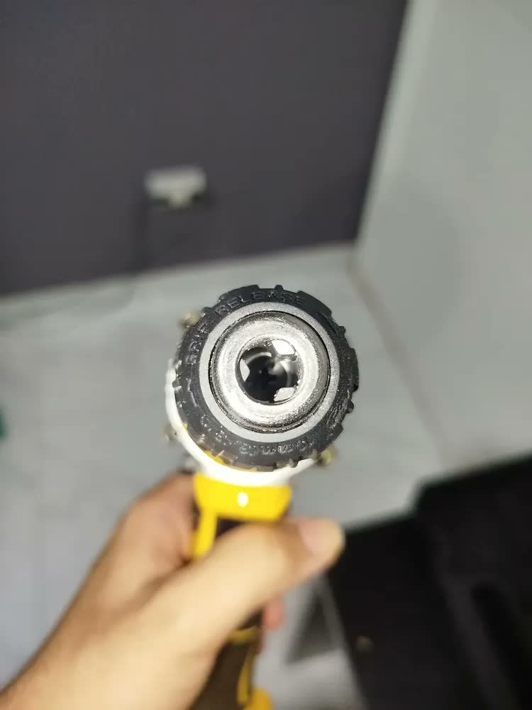 foto de Parafusadeira Furadeira C/ 2 Baterias Maleta Kit Completo Led Eixo Flexível Vários Níveis Torque Simake
