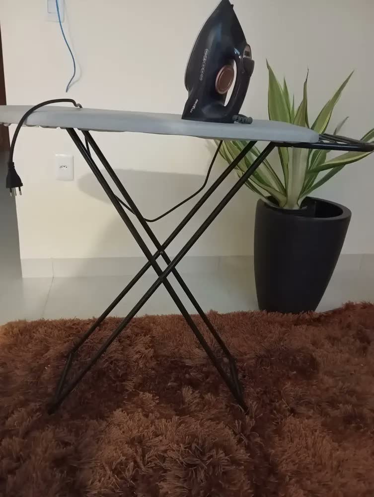 foto de Tabua De Passar Roupa Reforçada Profissional Compacta De Aço Cor Cinza Lisa