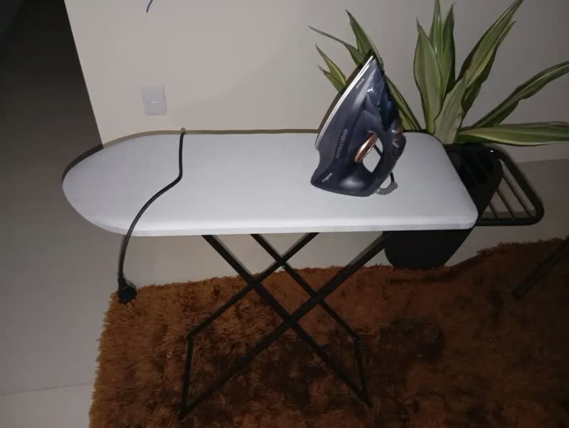 foto de Tabua De Passar Roupa Reforçada Profissional Compacta De Aço Cor Cinza Lisa