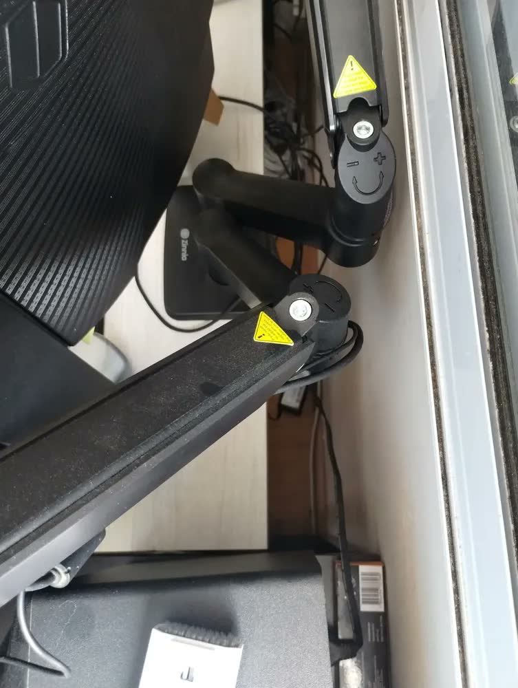 foto de Suporte Articulado com Pistão a Gás Para Dois Monitores Zinnia Nimbo 210 Preto 13 a 32 Pol com Braços Articulados e Design Discreto