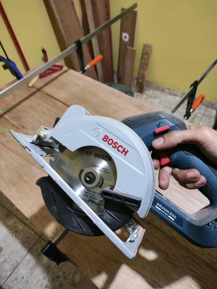 foto de Serra Circular GKS -51 A Bateria Bosch GKS -51 Madeira Sem Escova