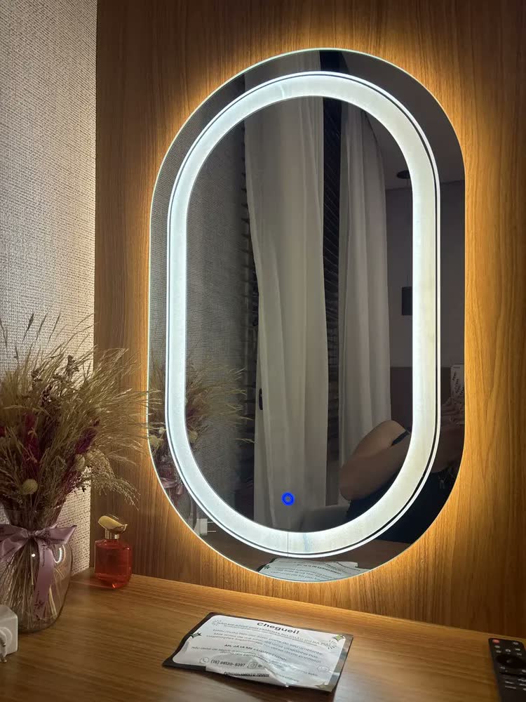 foto de Espelho Oval LED 80x50 Touch Screen Para Maquiagem Luz Frente e Atrás