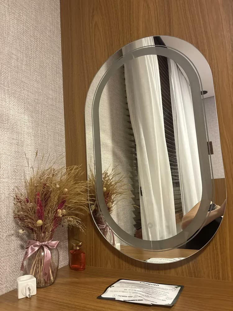 foto de Espelho Oval LED 80x50 Touch Screen Para Maquiagem Luz Frente e Atrás