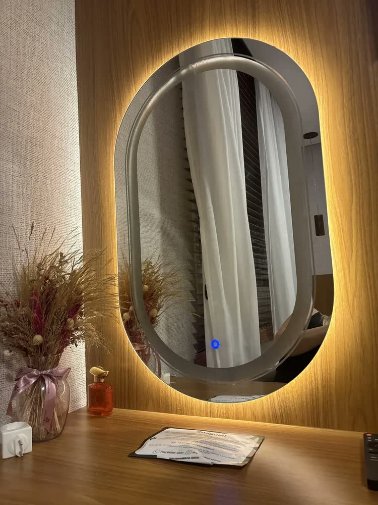 foto de Espelho Oval LED 80x50 Touch Screen Para Maquiagem Luz Frente e Atrás