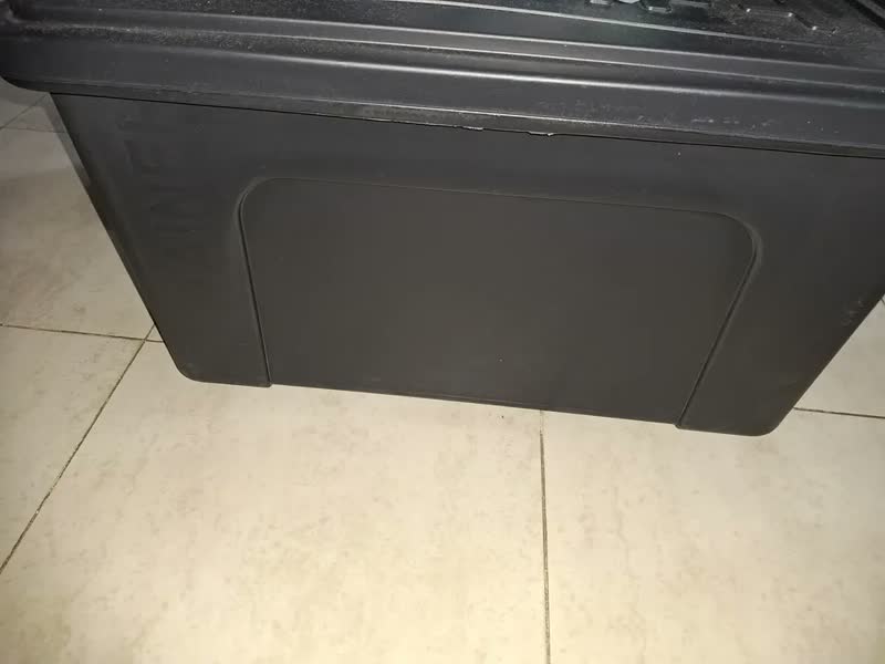 foto de Caixa Organizadora Preta de Plástico Com Tampa e Trava 70 Litros