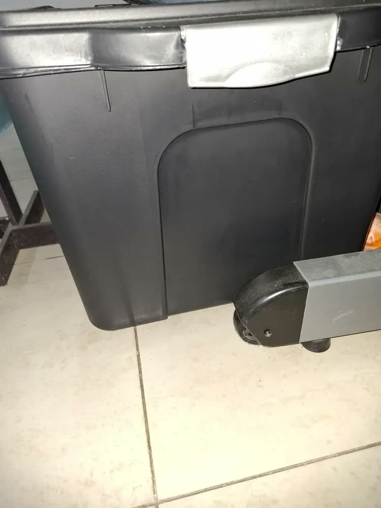 foto de Caixa Organizadora Preta de Plástico Com Tampa e Trava 70 Litros