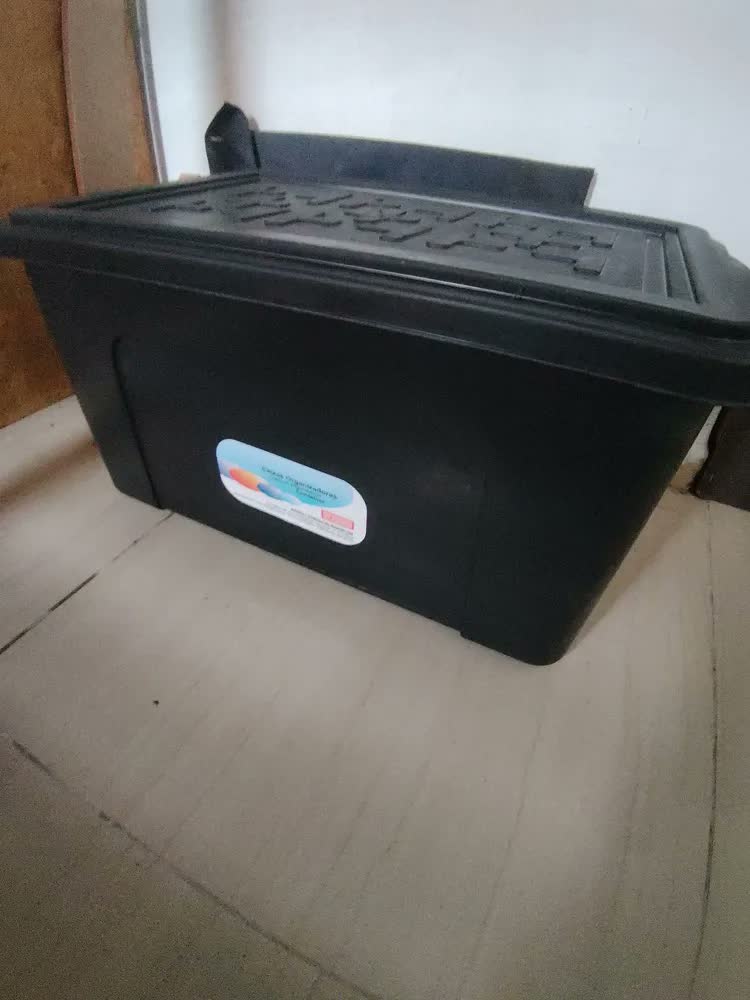 foto de Caixa Organizadora Preta de Plástico Com Tampa e Trava 70 Litros