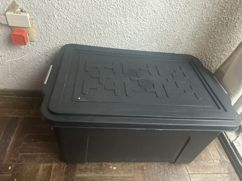 foto de Caixa Organizadora Preta de Plástico Com Tampa e Trava 70 Litros