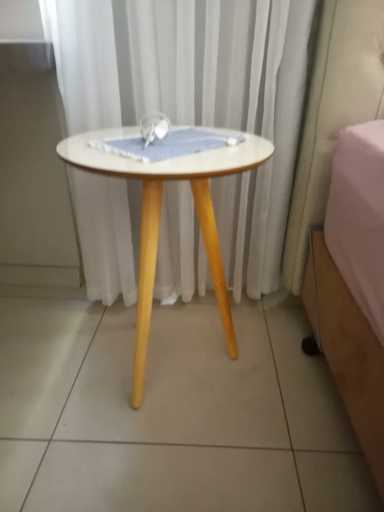 foto de Mesa De Cabeceira Para Quarto Redonda Bide Cama Tripé Pés Palito De Madeira Mesinha De Apoio Classic Retro Cor Freijó