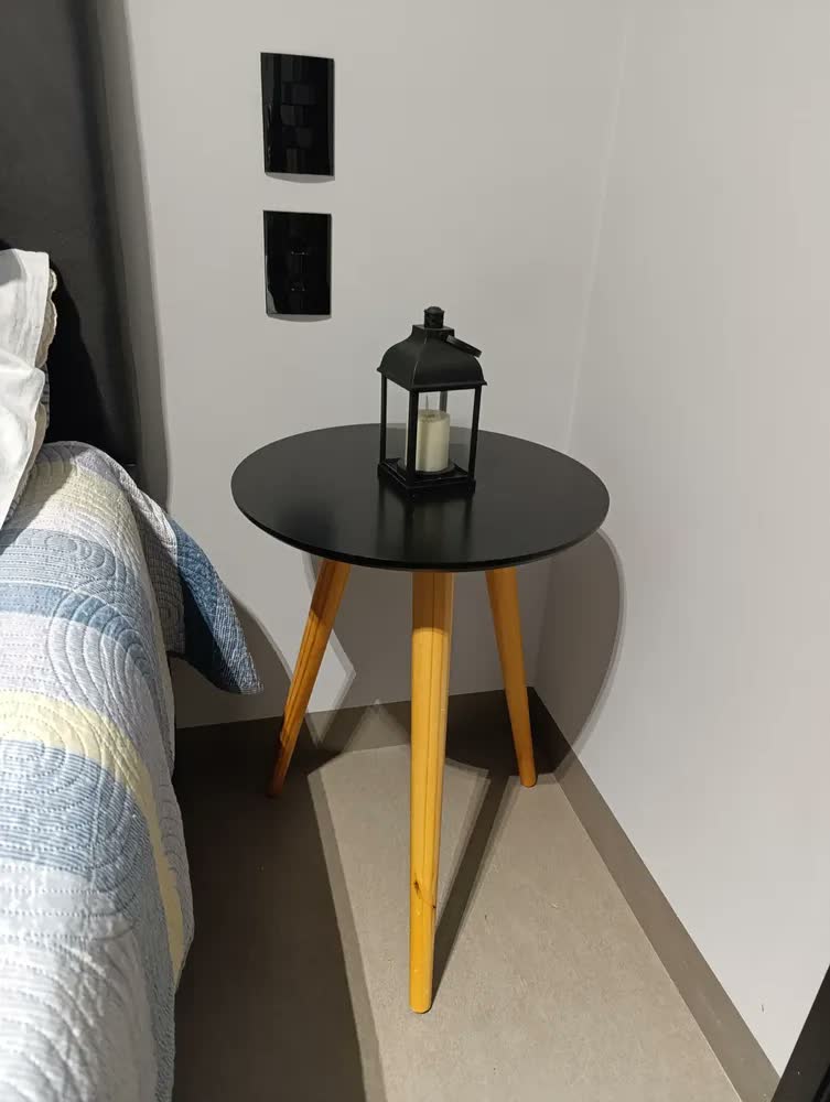 foto de Mesa De Cabeceira Para Quarto Redonda Bide Cama Tripé Pés Palito De Madeira Mesinha De Apoio Classic Retro Cor Freijó