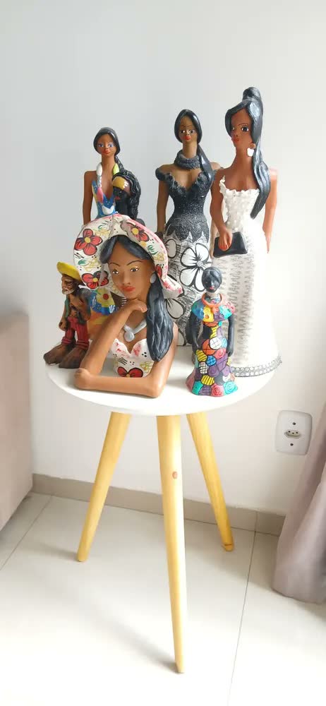 foto de Mesa De Cabeceira Para Quarto Redonda Bide Cama Tripé Pés Palito De Madeira Mesinha De Apoio Classic Retro Cor Freijó