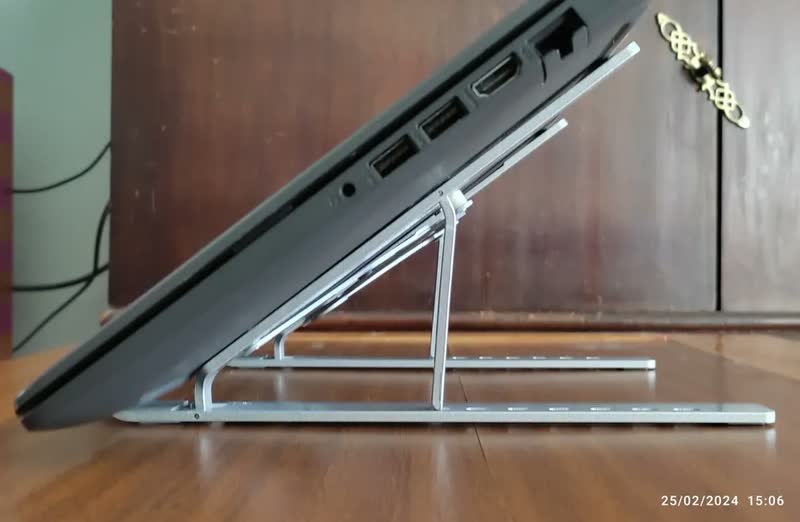 foto de Suporte Para Notebook Ergonômico Dobrável Portátil Alumínio Prata 17 Polegadas