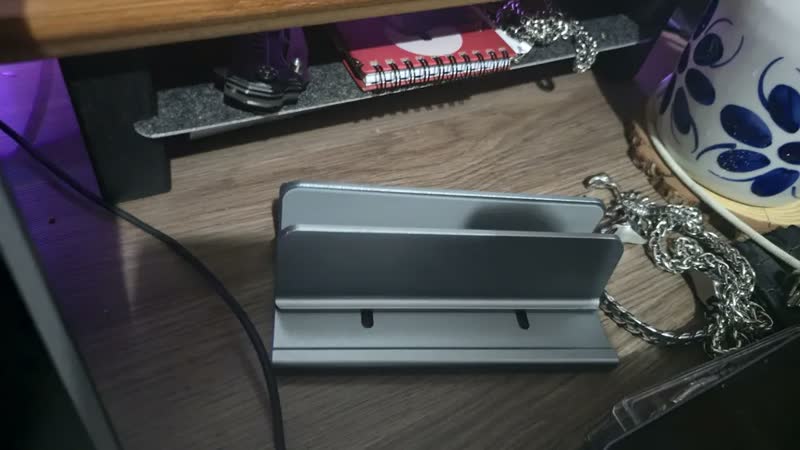 foto de Suporte Alumínio Vertical Para Notebook E Tablte Su-253 Cor Cinza-escuro