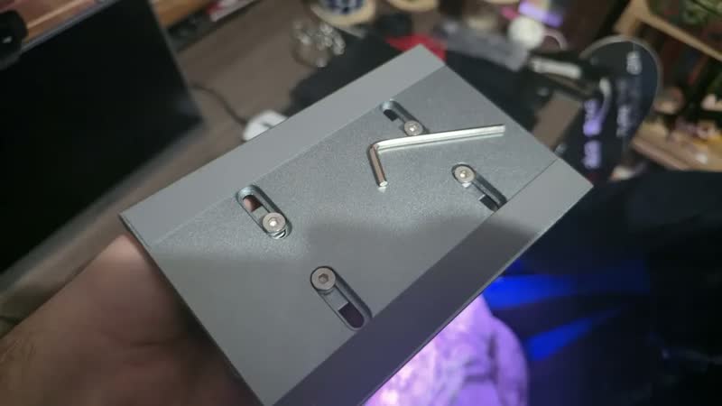 foto de Suporte Alumínio Vertical Para Notebook E Tablte Su-253 Cor Cinza-escuro