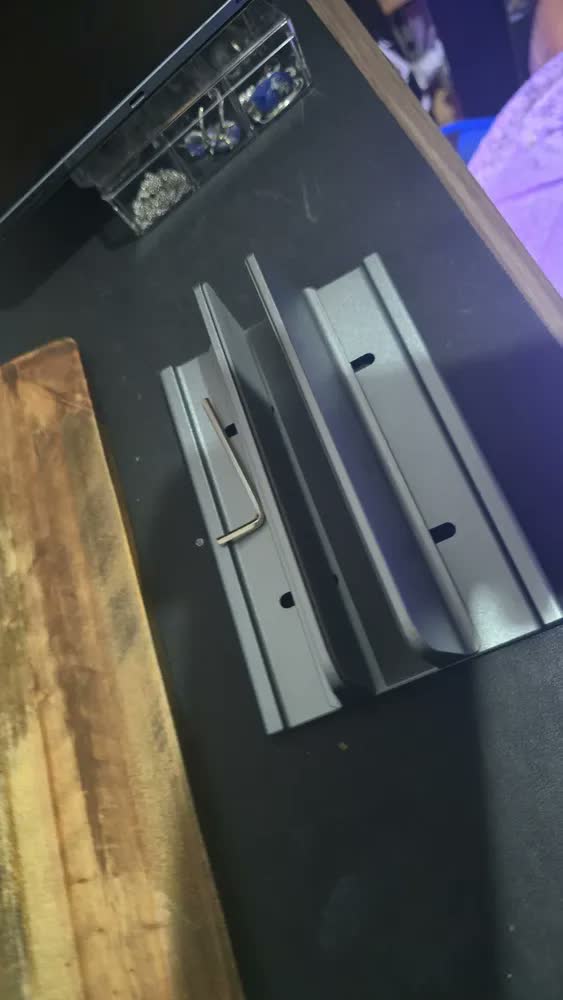 foto de Suporte Alumínio Vertical Para Notebook E Tablte Su-253 Cor Cinza-escuro