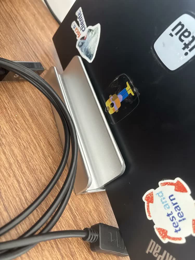 foto de Suporte Alumínio Vertical Para Notebook E Tablte Su-253 Cor Cinza-escuro