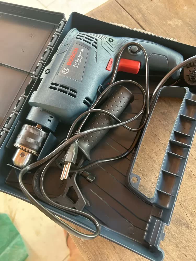 foto de Furadeira De Impacto E Parafusadeira Bosch Gsb 550 + Maleta