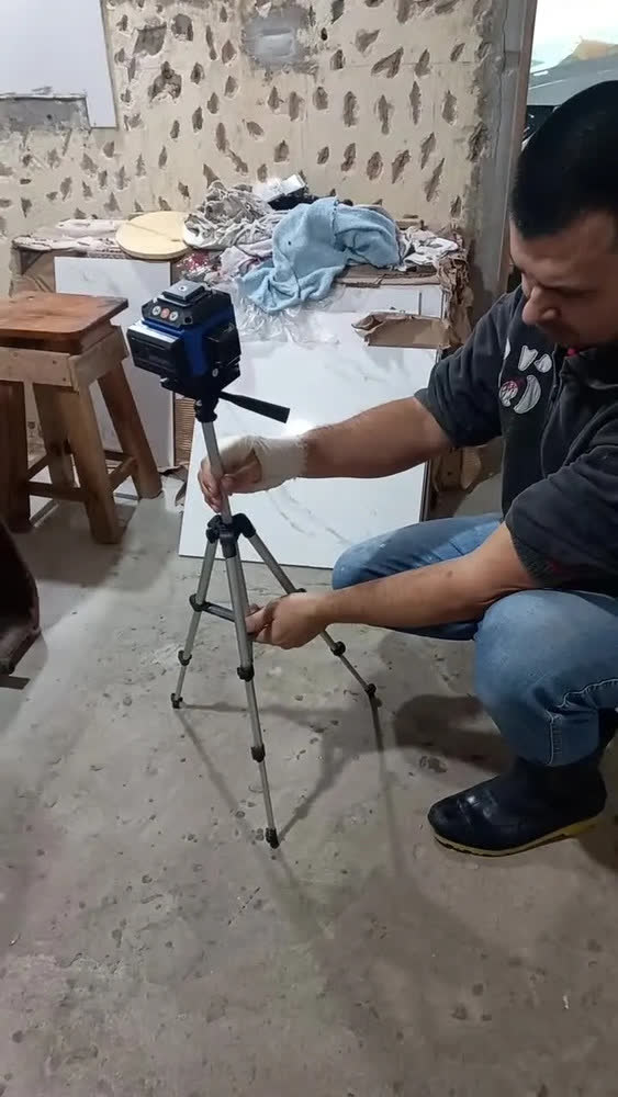 foto de Kit Nível A Laser Verde 12 Linhas Esquadro + Suporte + Tripé Recarregavel Profissional Prumo Autonivelante Nano Bateria