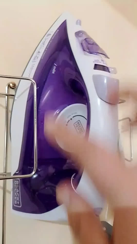 foto de Ferro De Passar Roupa À Seco Ou Vapor Black Decker Fx1050 Roxo 127V