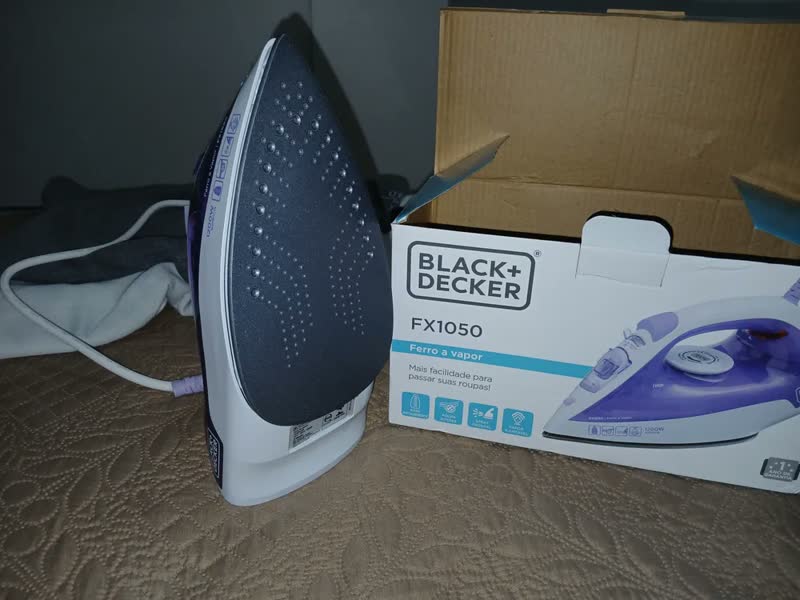 foto de Ferro De Passar Roupa À Seco Ou Vapor Black Decker Fx1050 Roxo 127V
