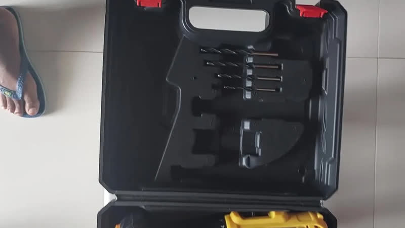 foto de Parafusadeira Furadeira Sem Fio Com 2 Baterias Cor Amarelo E Preto Frequência 60 The Black Tools