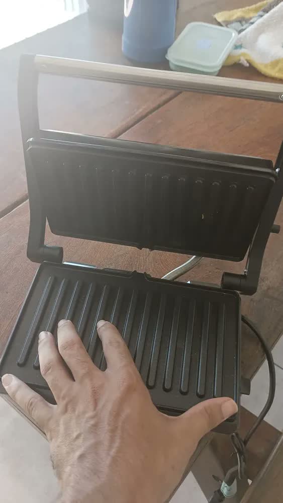 foto de Churrasqueira e Sanduicheira Unitermi Grill Gourmet de Inox Preta Antiaderente