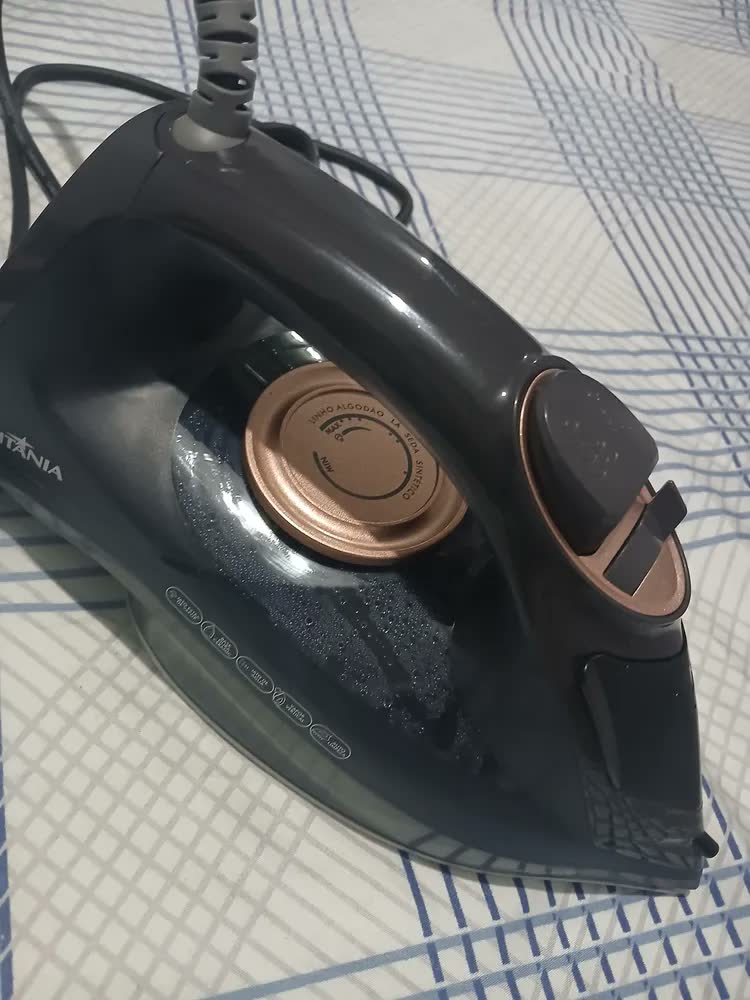 foto de Ferro De Passar A Vapor Bfv2000p Ceramic Britânia Cor Azul Marinho/Preto/Dourado