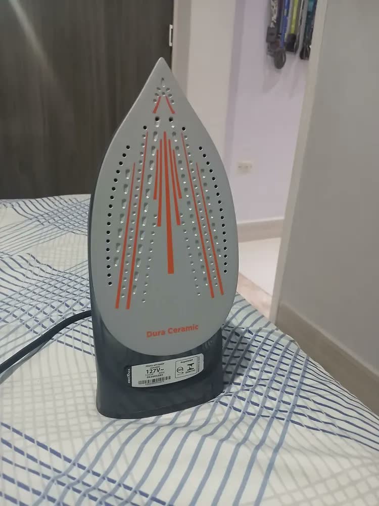 foto de Ferro De Passar A Vapor Bfv2000p Ceramic Britânia Cor Azul Marinho/Preto/Dourado