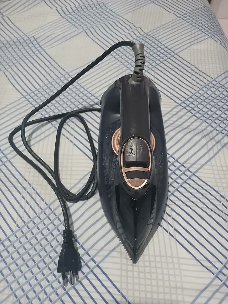 foto de Ferro De Passar A Vapor Bfv2000p Ceramic Britânia Cor Azul Marinho/Preto/Dourado