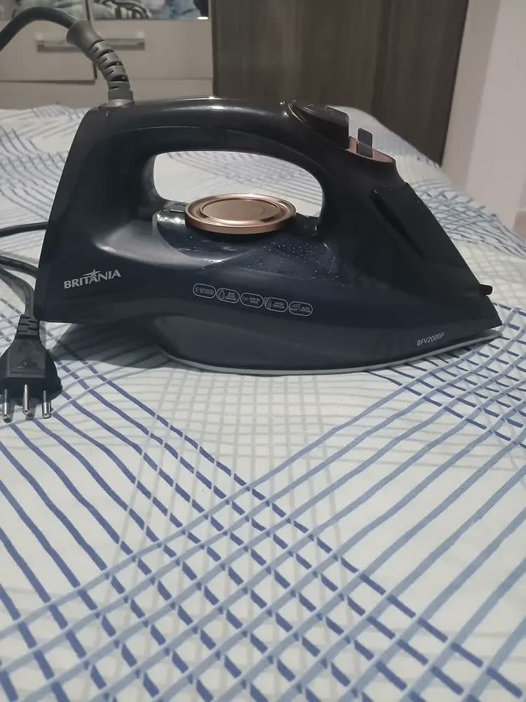 foto de Ferro De Passar A Vapor Bfv2000p Ceramic Britânia Cor Azul Marinho/Preto/Dourado
