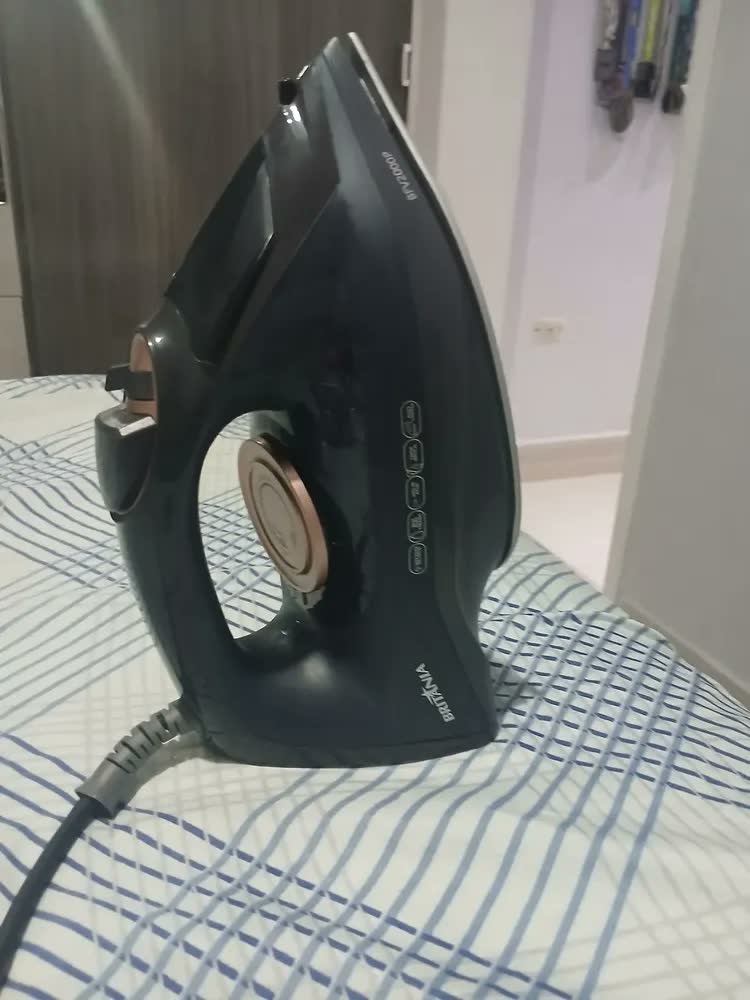 foto de Ferro De Passar A Vapor Bfv2000p Ceramic Britânia Cor Azul Marinho/Preto/Dourado