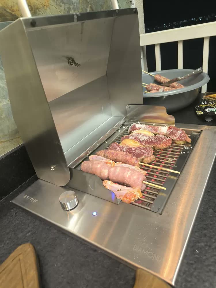 foto de Churrasqueira Grill Elétrica de Embutir Diamond Fine 50x40cm 2400W 127V Titan