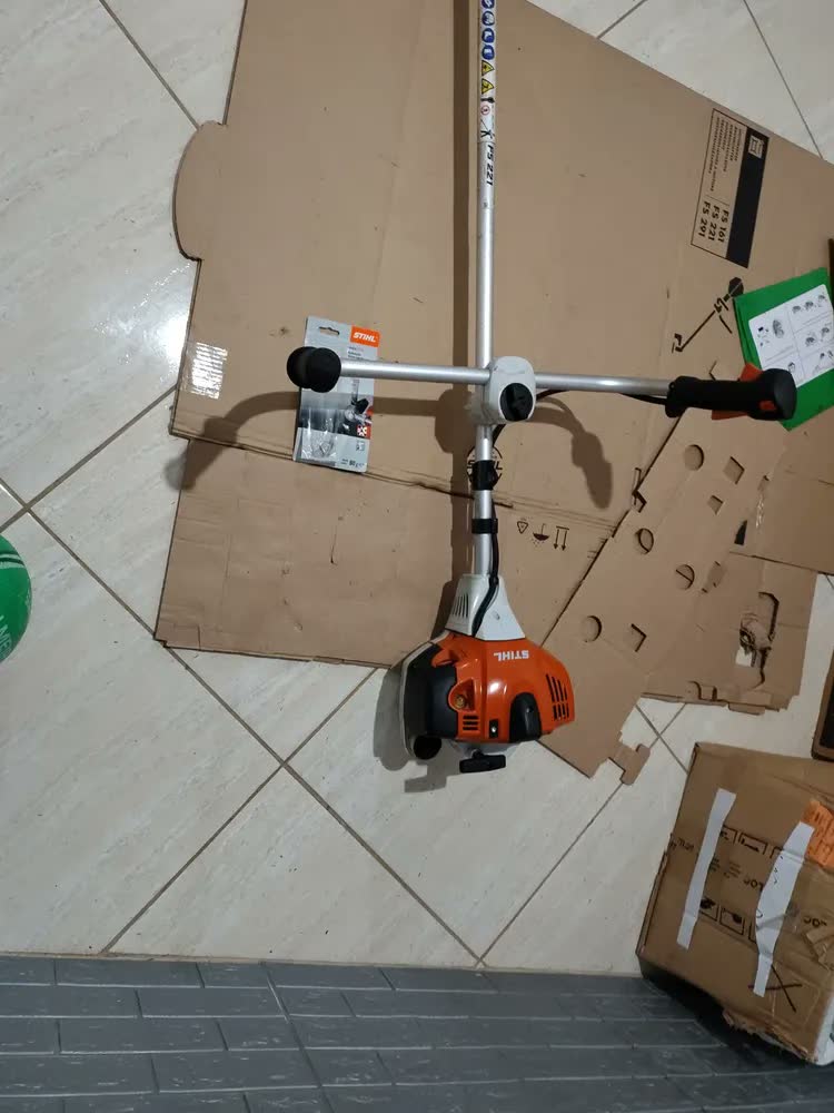 foto de Roçadeira Gasolina STIHL FS 221 COM LÂMINA