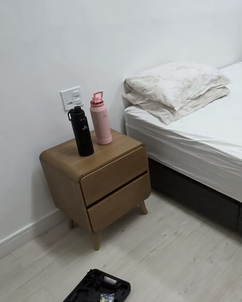 foto de Mesa de Cabeceira Criado Mudo Retrô 2 Gavetas Cantos Arredondados com Pés Palito e Corrediça Telescópica Carvalho Xingu