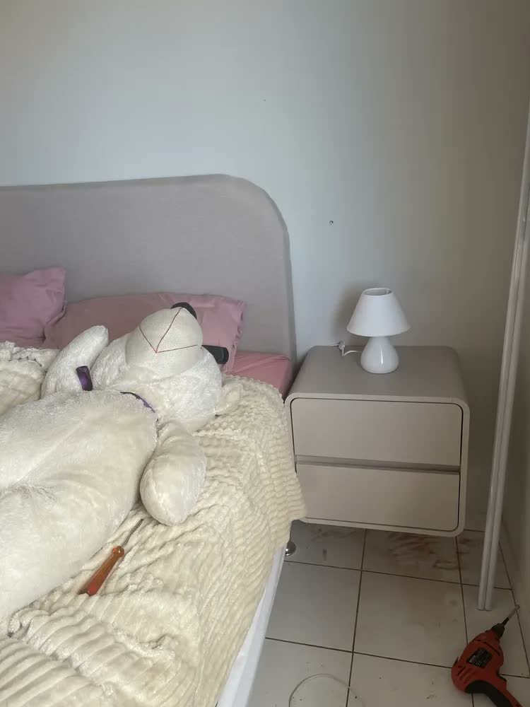 foto de Mesa de Cabeceira Criado Mudo Retrô 2 Gavetas Cantos Arredondados com Pés Palito e Corrediça Telescópica Carvalho Xingu