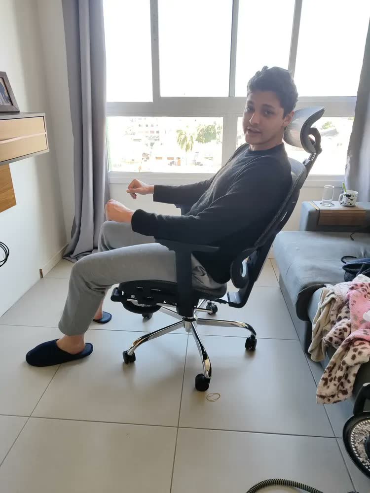 foto de Cadeira De Escritório Ergonômica Mônaco WT07 Luvinco Malha Respirável Com Suporte Lombar Adaptável Apoio Para Pés Retrátil Encosto Ajustável Seis Posições Cor Cinza Suporta 200kg