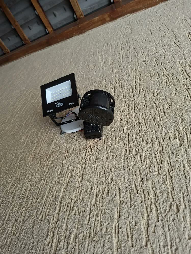 foto de Sensor Presença Movimento Fotocélula Temporizador Xcontrol App Exatron LESFEXXC2 110v 220v Bivolt Preto