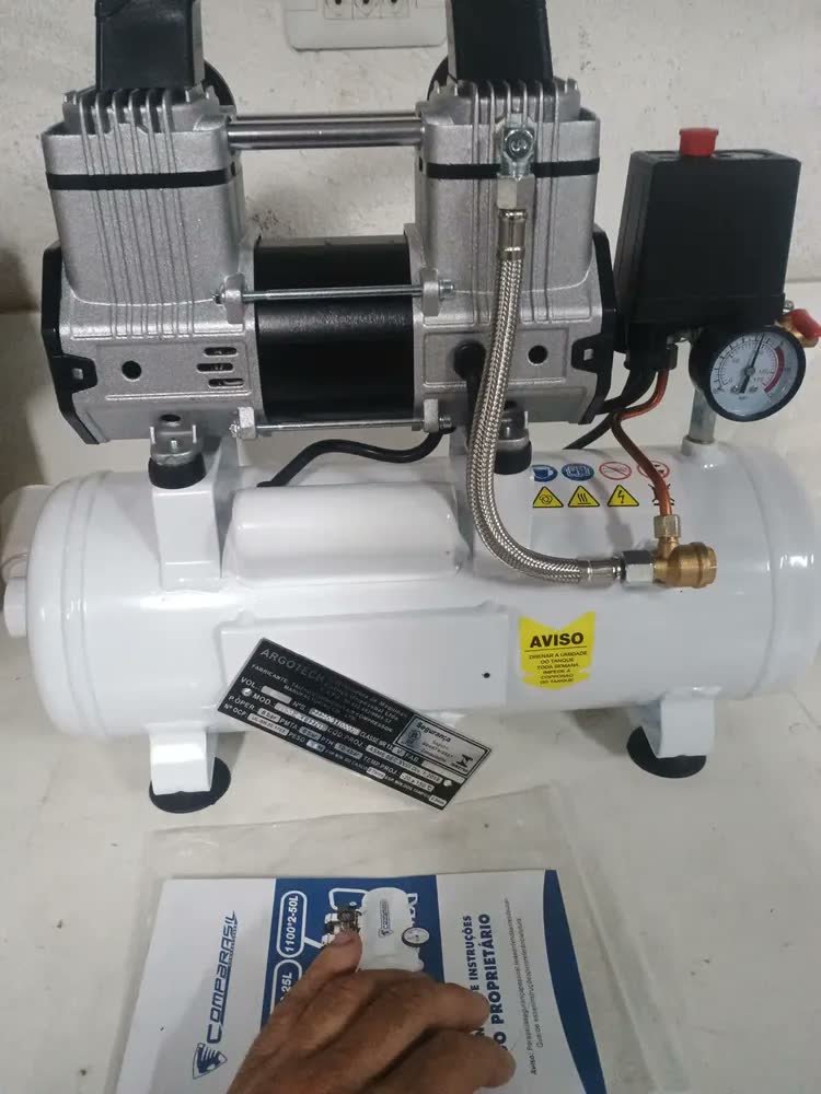 foto de Compressor De Ar 800w Isento De Óleo 8 Litros 5pcm Cor Branco Fase Elétrica Monofásica Frequência 60hz