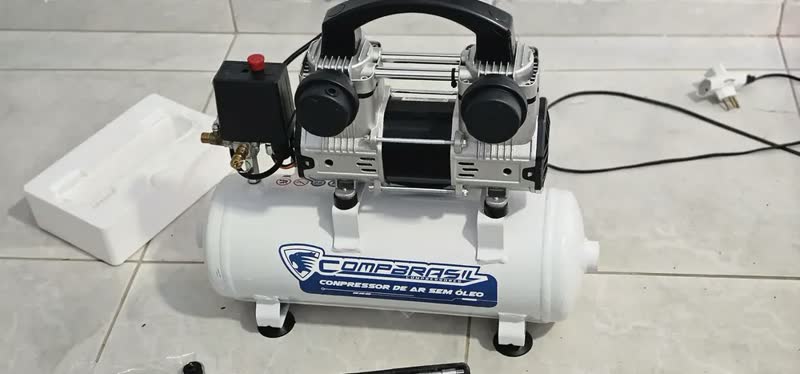 foto de Compressor De Ar 800w Isento De Óleo 8 Litros 5pcm Cor Branco Fase Elétrica Monofásica Frequência 60hz