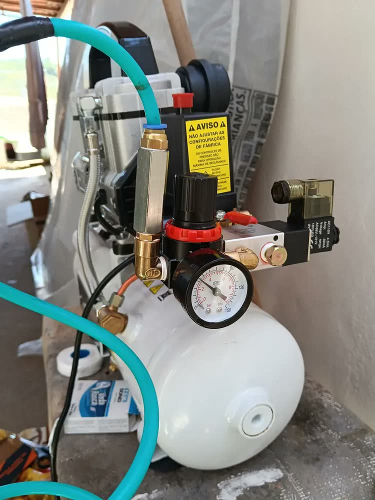 foto de Compressor De Ar 800w Isento De Óleo 8 Litros 5pcm Cor Branco Fase Elétrica Monofásica Frequência 60hz