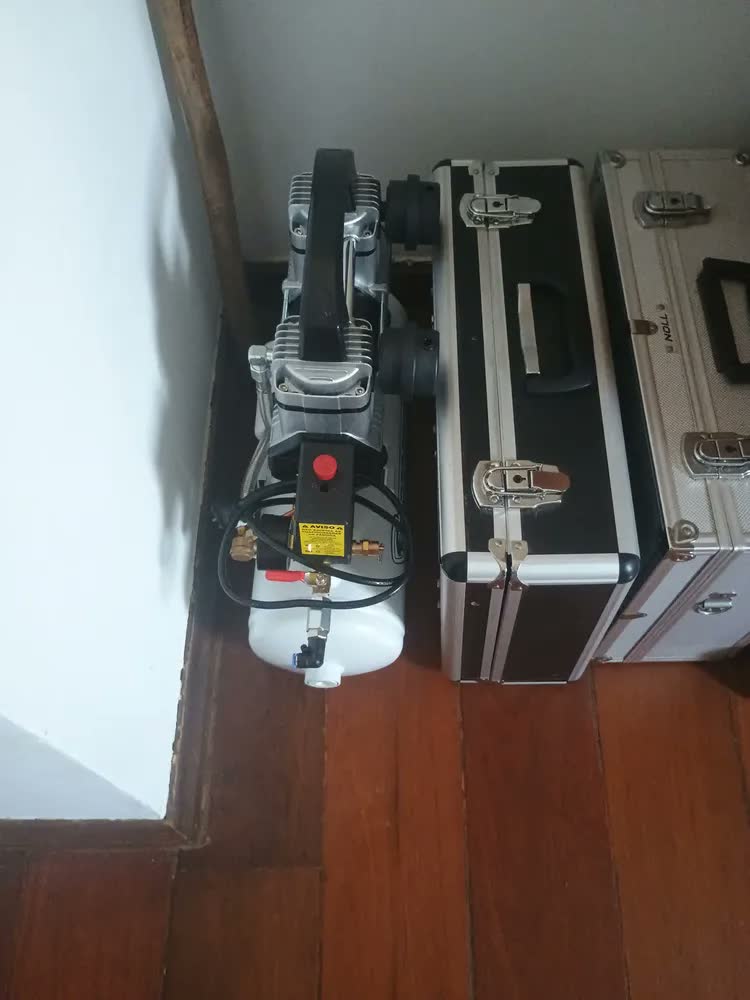 foto de Compressor De Ar 800w Isento De Óleo 8 Litros 5pcm Cor Branco Fase Elétrica Monofásica Frequência 60hz