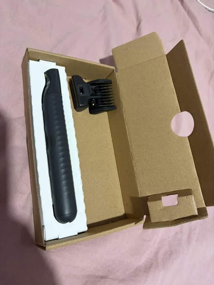 foto de Barbeador e Aparador Elétrico Philips OneBlade com Pente 5 em 1, Sem Fio e À Prova D'Água - QP1425/10