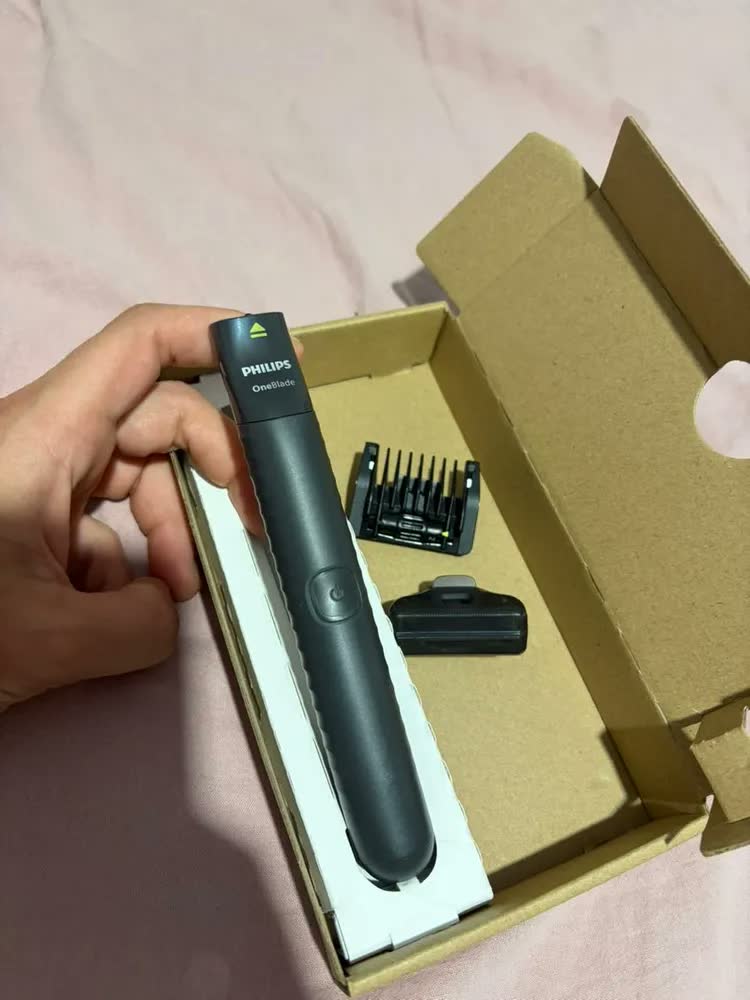 foto de Barbeador e Aparador Elétrico Philips OneBlade com Pente 5 em 1, Sem Fio e À Prova D'Água - QP1425/10