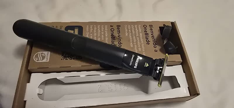 foto de Barbeador e Aparador Elétrico Philips OneBlade com Pente 5 em 1, Sem Fio e À Prova D'Água - QP1425/10
