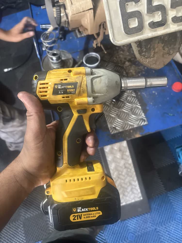 foto de Chave de Impacto a Bateria 21V 430Nm Brushless 13mm Com Maleta e 1 Bateria The Black Tools TB-21IK