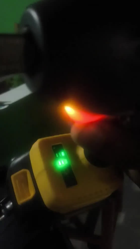 foto de Chave de Impacto a Bateria 21V 430Nm Brushless 13mm Com Maleta e 1 Bateria The Black Tools TB-21IK